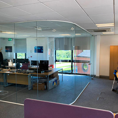 التصميم الحديث الإطار الكثيف الزجاجي جدران المكتب مع الزجاج المشدد