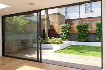 طبقة مسحوق مخصصة الأبواب المنزلقة الألومنيوم الخارجية مع ملف الألومنيوم