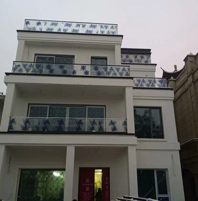 الحاجز الزجاجي الألومنيوم الرمادي U القناة 10mm سميكة زجاجية بلا إطار الرصيف