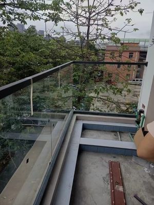 نظام الحواجز الزجاجية بدون إطار مع المقبض على سطح الزجاج