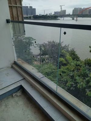 ألومنيوم بدون إطار U Channel Glass Railing مستطيل U Channel Balustrade