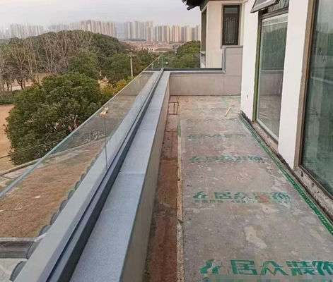 نظام حواجز زجاجية قابلة للتخصيص للسياج الخارجي الآمن والحديث