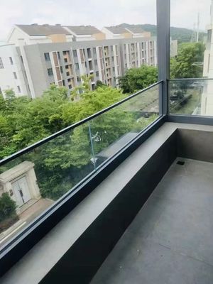التصميم الحديث الواضح U القناة الزجاجية الحاجز مع الزجاج المقاوم