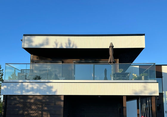 LED ضوء زجاجية رصيف الألومنيوم تصاميم الحواجز الحديثة غير الإطارية الزجاج المشدد الحواجز الخارجية