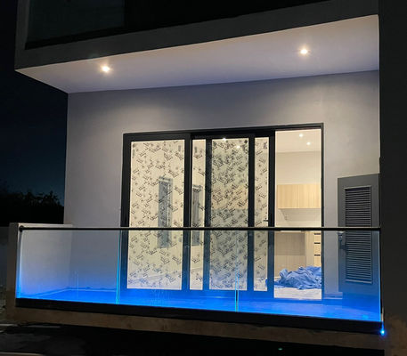 LED ضوء زجاجية رصيف الألومنيوم تصاميم الحواجز الحديثة غير الإطارية الزجاج المشدد الحواجز الخارجية