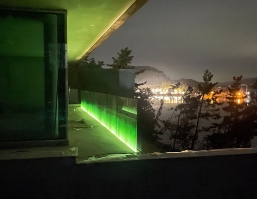 12 ملم السلالم بدون إطار زجاجية شرفة الدرج قناة U مع ضوء LED