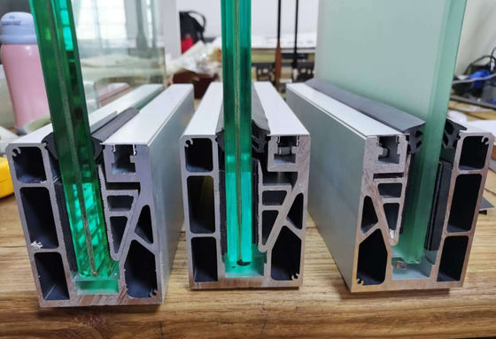 درابزين زجاجي بدون إطار بتصميم عصري مقاوم للتآكل ومتين من الألومنيوم على شكل حرف U