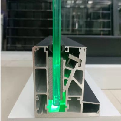 حاجز زجاجي على شكل حرف U مع إضاءة LED ملونة مع زجاج مصفح بسماكة 8-16 مم وضمان لأكثر من 5 سنوات