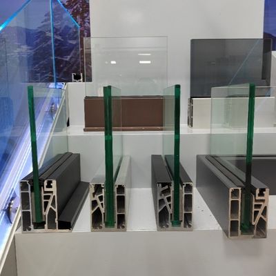 حواجز الطابق الزجاجي الحديثة للخارج الزجاج المقاوم U Channel بدون إطارات 12-20mm بالونات الشرفة