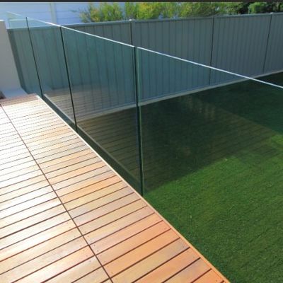 درابزين زجاجي بدون إطار مع قناة U مفتوحة مع أضواء LED وأكثر من 5 سنوات ضمان