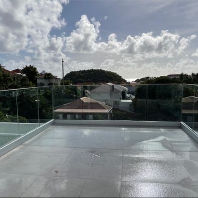 درابزين زجاجي بدون إطار مع قناة U مفتوحة مع أضواء LED وأكثر من 5 سنوات ضمان