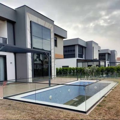 درابزين زجاجي بدون إطار مع قناة U مفتوحة مع أضواء LED وأكثر من 5 سنوات ضمان