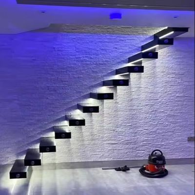 السلالم الخشبية العائمة الداخلية التصميم الأنيق مع خط الخشب الأحمر / البلوط الأبيض