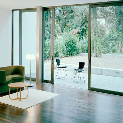 بوابة زجاجية متحركة من الألومنيوم ذات الجودة العالية مع قفل متعدد النقاط ضمان 10 سنوات و50 سنة من العمر