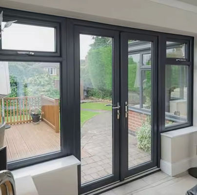 باب متأرجح بإطار من سبائك الألومنيوم عالية الجودة 6063-T5 للإعدادات التجارية والسكنية مع ملحقات أجهزة قابلة للتخصيص