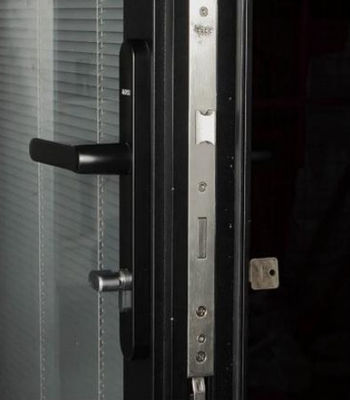 الأبواب المزدوجة ذات الإطار الألومنيومي المقاوم للماء المخصصة مع متانة عالية وكفاءة الطاقة