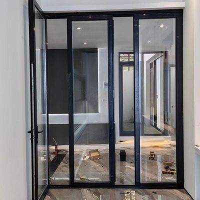 باب ألومنيوم قابل للطي أنيق وعصري مع ضمان لمدة 10 سنوات ومعالجة سطح مخصصة