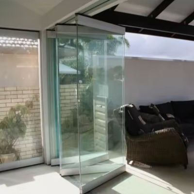 باب ألومنيوم قابل للطي مع عزل صوت جيد، جودة عالية من مادة EPDM ومانع تسرب السيليكون لسهولة التركيب