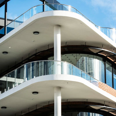 درابزين زجاجي على شكل حرف U قابل للتخصيص مع ضمان لمدة خمس سنوات وزجاج مصفح مقسى