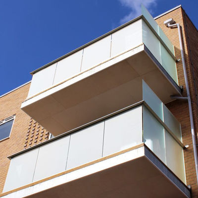 درابزين زجاجي على شكل حرف U قابل للتخصيص مع ضمان لمدة خمس سنوات وزجاج مصفح مقسى