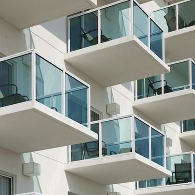 درابزين زجاجي على شكل حرف U بدون إطار مع طلاء أسود مخصص مع درابزين زجاج مقسى 12 مم