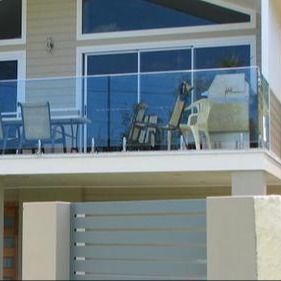 درابزين زجاجي على شكل حرف U بدون إطار مع طلاء أسود مخصص مع درابزين زجاج مقسى 12 مم