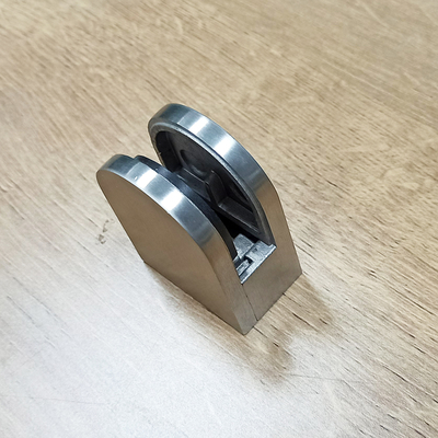 درابزين سلم زجاجي مقسى بدون إطار تصميم قابل للتعديل مشبك قبضة مقوسة 304 316 تركيب