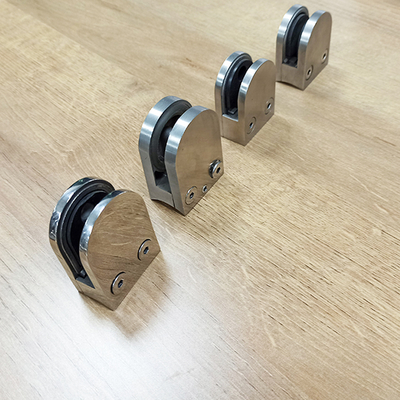 درابزين سلم زجاجي مقسى بدون إطار تصميم قابل للتعديل مشبك قبضة مقوسة 304 316 تركيب