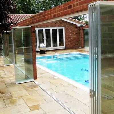 أبواب زجاجية شفافة قابلة للطي من الألومنيوم منزلقة 5+5 مم زجاج مصفح مقسى للتقسيم والشرفة