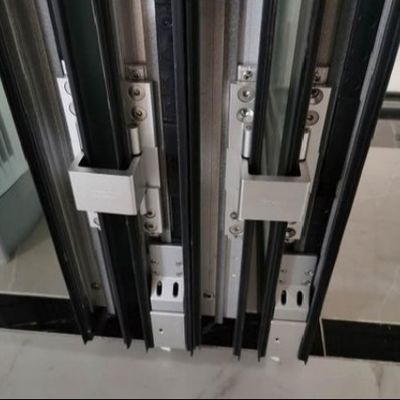 الباب المنسد التجاري من الألومنيوم مع قفل متعدد النقاط مع ميزات صيانة وأمان منخفضة